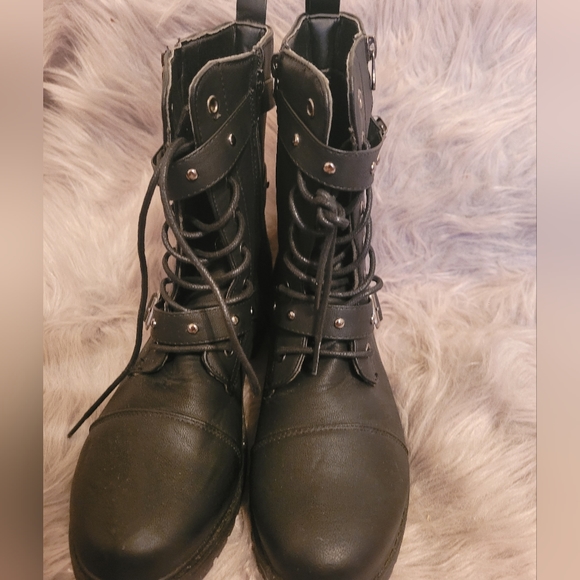 Black boots - Picture 3 of 5